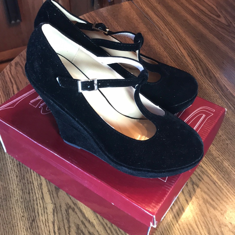 Black velvet Delicacy wedges.